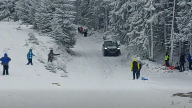 Panica la Parâng: un autoturism a intrat pe pârtie între turiști